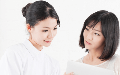 学校の保健室で働く看護師