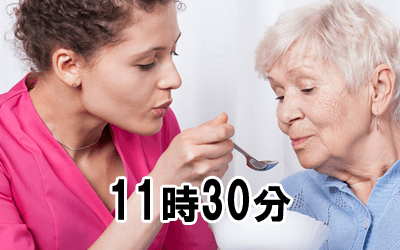 11時30分：看護師は交代で休憩（休憩外は入居者への食事介助）
