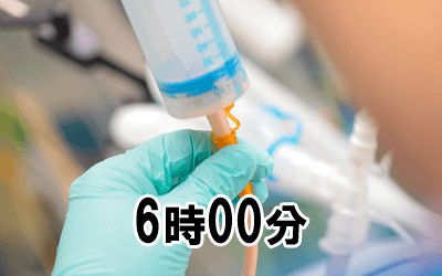 6時00分：入居者起床・朝食準備/配膳・経管栄養実施