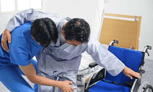看護師ひとりの負担が大きい