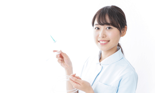 中央処置室で処置スキルを磨く看護師