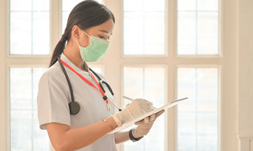 感染症に関する知識を学ぶ看護師