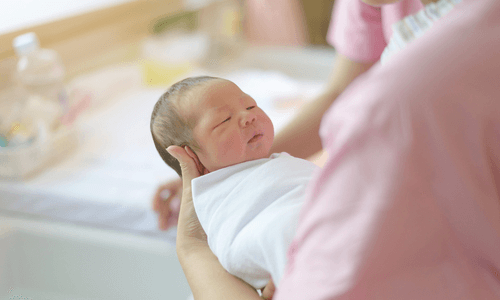 生命誕生の瞬間に立ち会う産婦人科病棟の看護師
