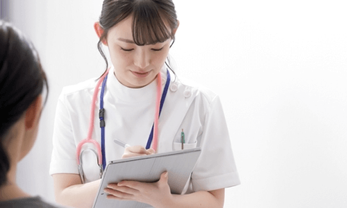眼科病棟で患者対応を行う看護師