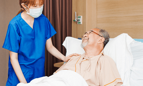 整形外科病棟で周術期看護を学ぶ看護師