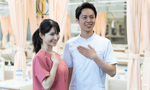 患者の回復を支援する整形外科病棟の看護師
