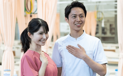 透析中の患者を観察する看護師