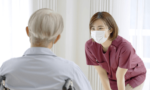 患者の精神的ケアに対応する看護師