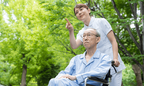 認知症患者とのコミュニケーションを行う看護師
