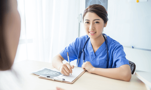 幅広い業務に対応する看護師