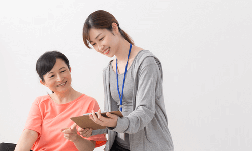 利用者に口腔機能訓練を実施