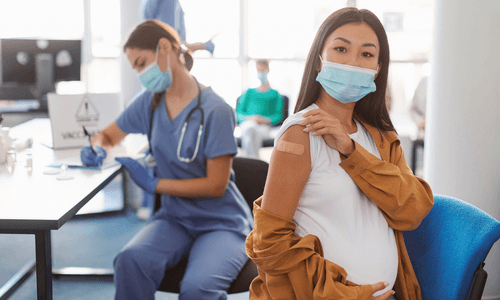 妊婦健診の介助を行う