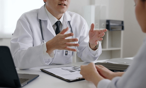 診察や検査の準備や介助を行う