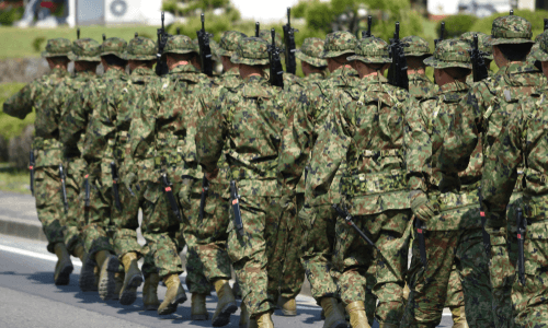 自衛官となり、准看護師免許を取得する