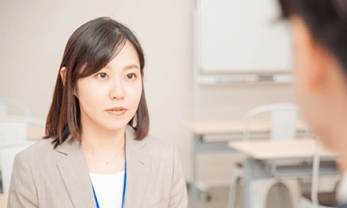 採用試験に合格すること